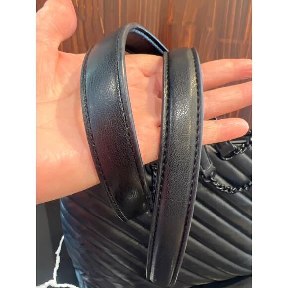 DKNY black purse with chain New | Mercari DKNY Shoulder Handbag with Black chain straps